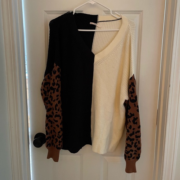 Women’s M Black & White Cheetah Sweater - Picture 1 of 4